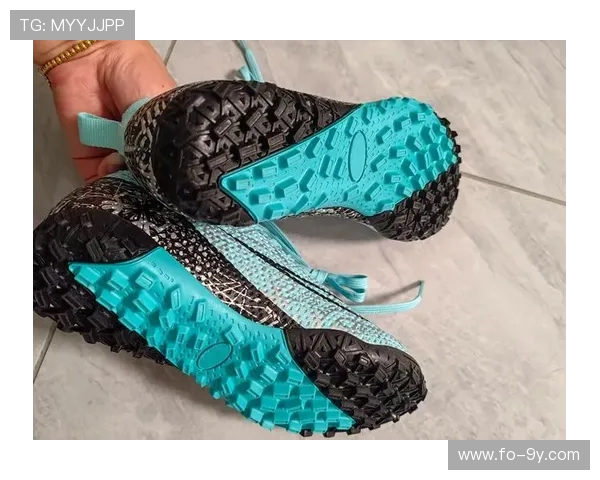 刺客风足球鞋：突破极限的速度与精准，助你在绿茵场上无往不利